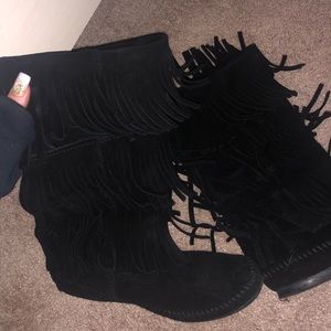 Minnetonka Fringe boots size 9
